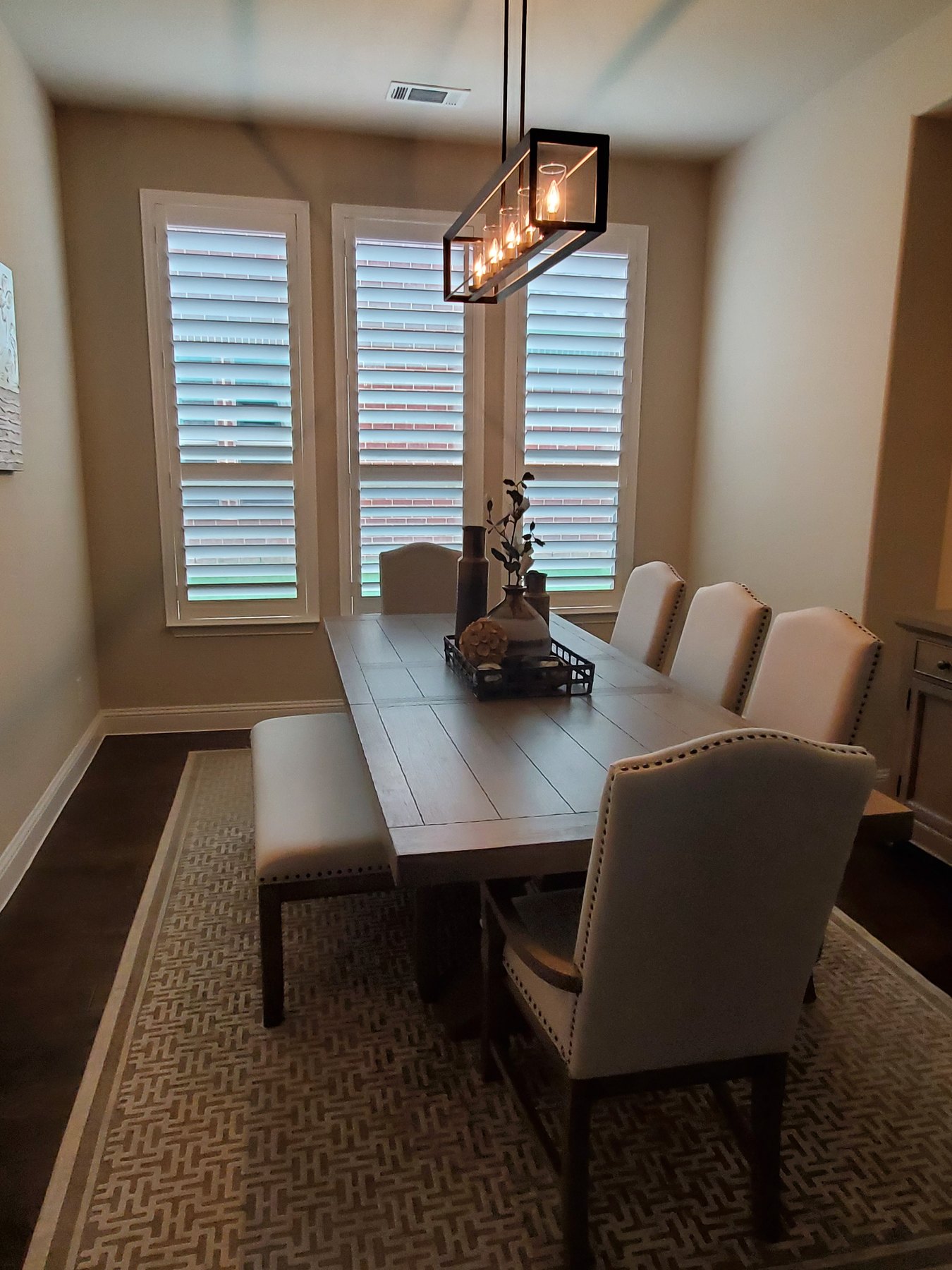 Bedroom shutters with hidden tilt divider