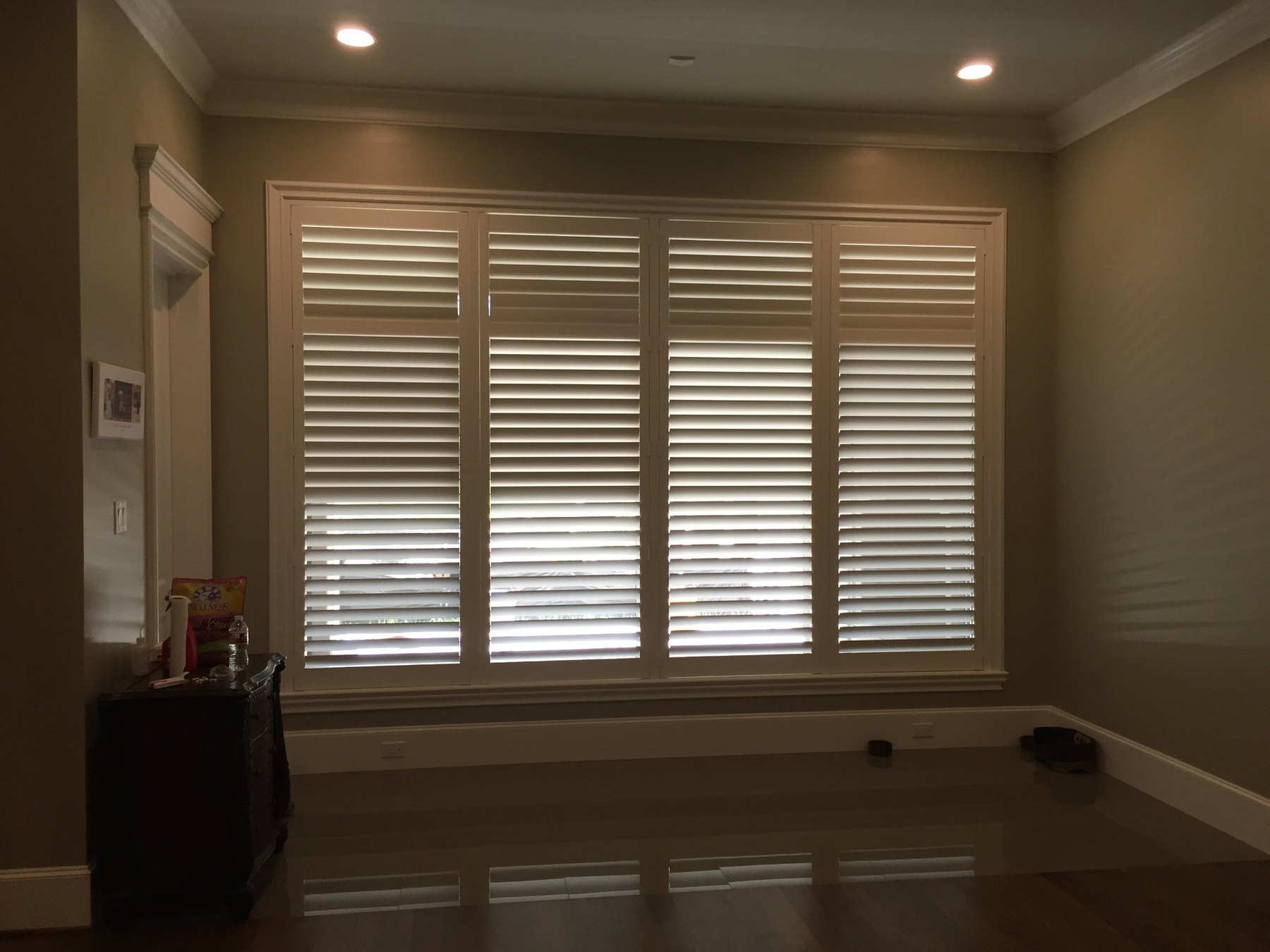 Dining room shutters with hidden tilt